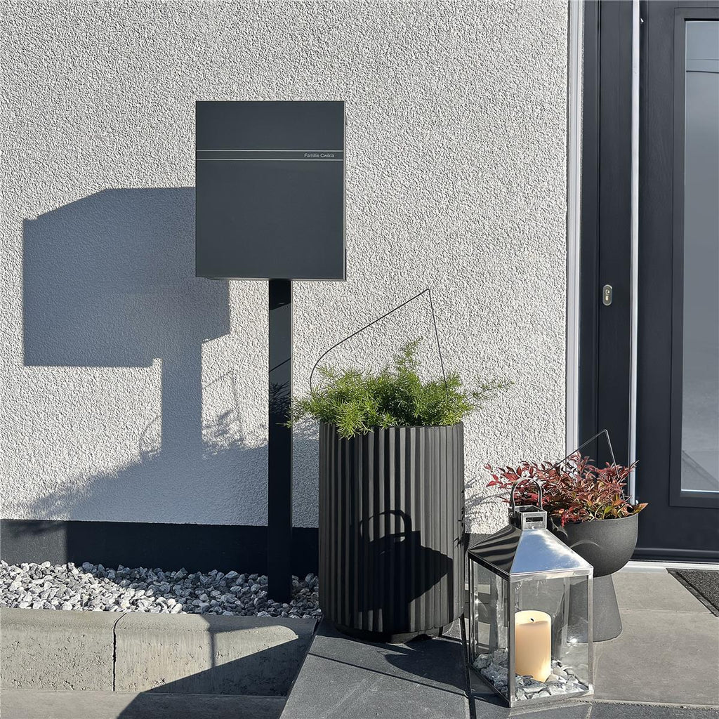 Metzler Briefkasten Standfuß Anthrazit RAL 7016 Gravur | Lepo 2