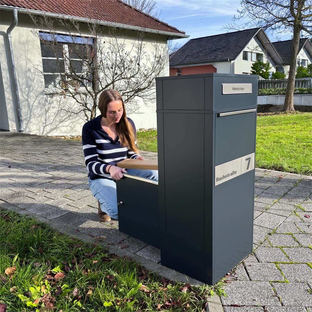 Metzler Paketbox mit Briefkasten | Entnahme auf der Rückseite | personalisiert mit Gravur | Anthrazit | Zivo 2