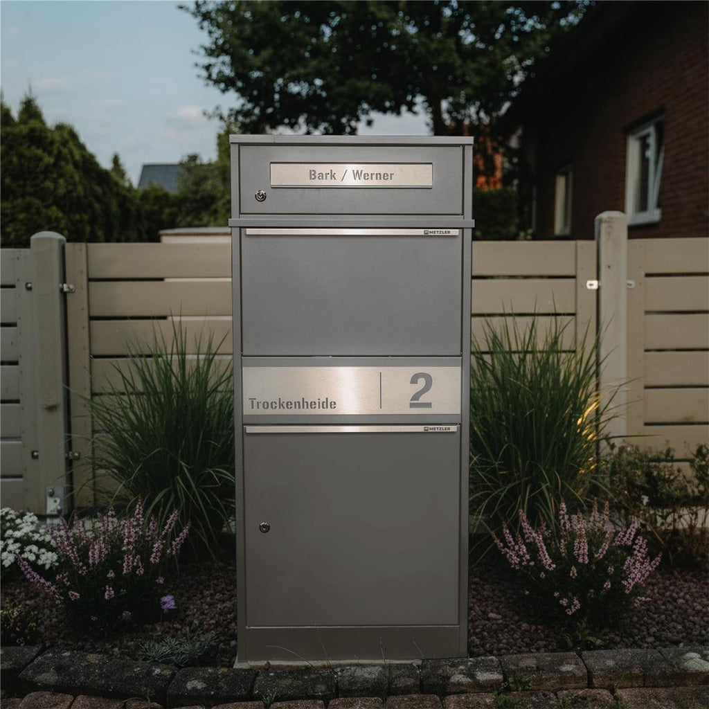 Metzler Paketbox mit Briefkasten | personalisiert mit Gravur | Edelstahl-Namensschild | mit Briefeinwurf | Bispo 2