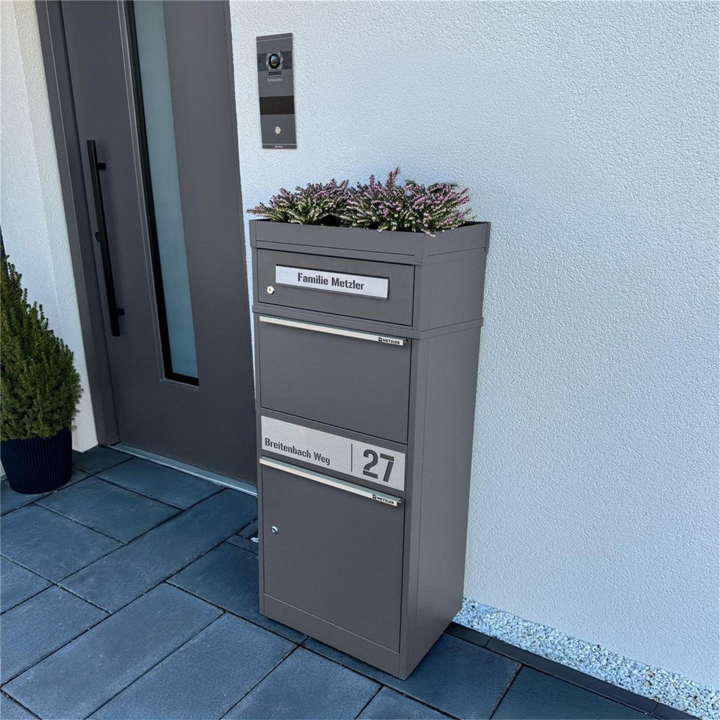 Metzler Paketbox mit Pflanzdach | personalisiert mit Gravur | Edelstahl-Namensschild | mit Briefeinwurf | Bispo 2