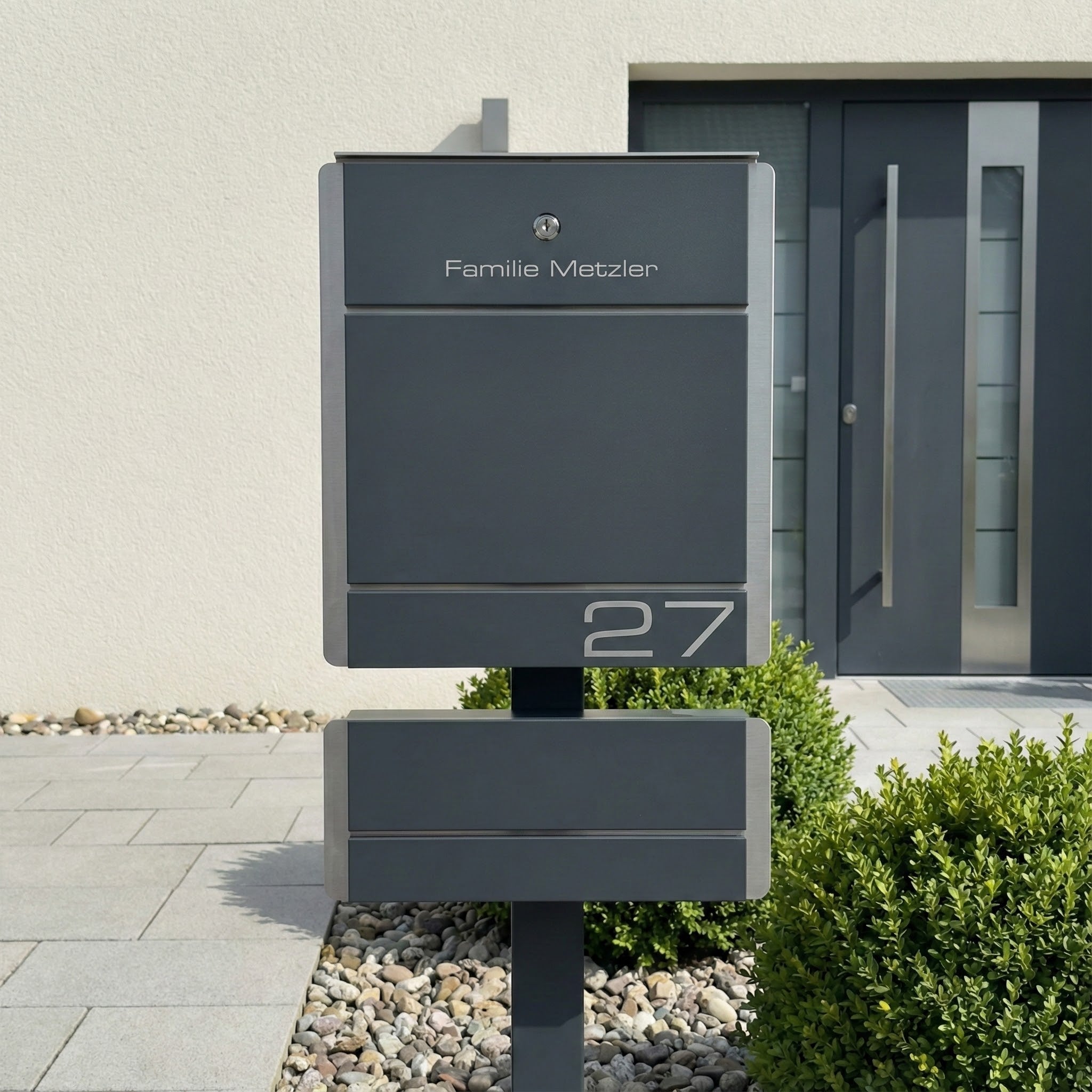 Metzler Briefkasten Standfuß Anthrazit Gravur + Zeitungsfach optional | 01