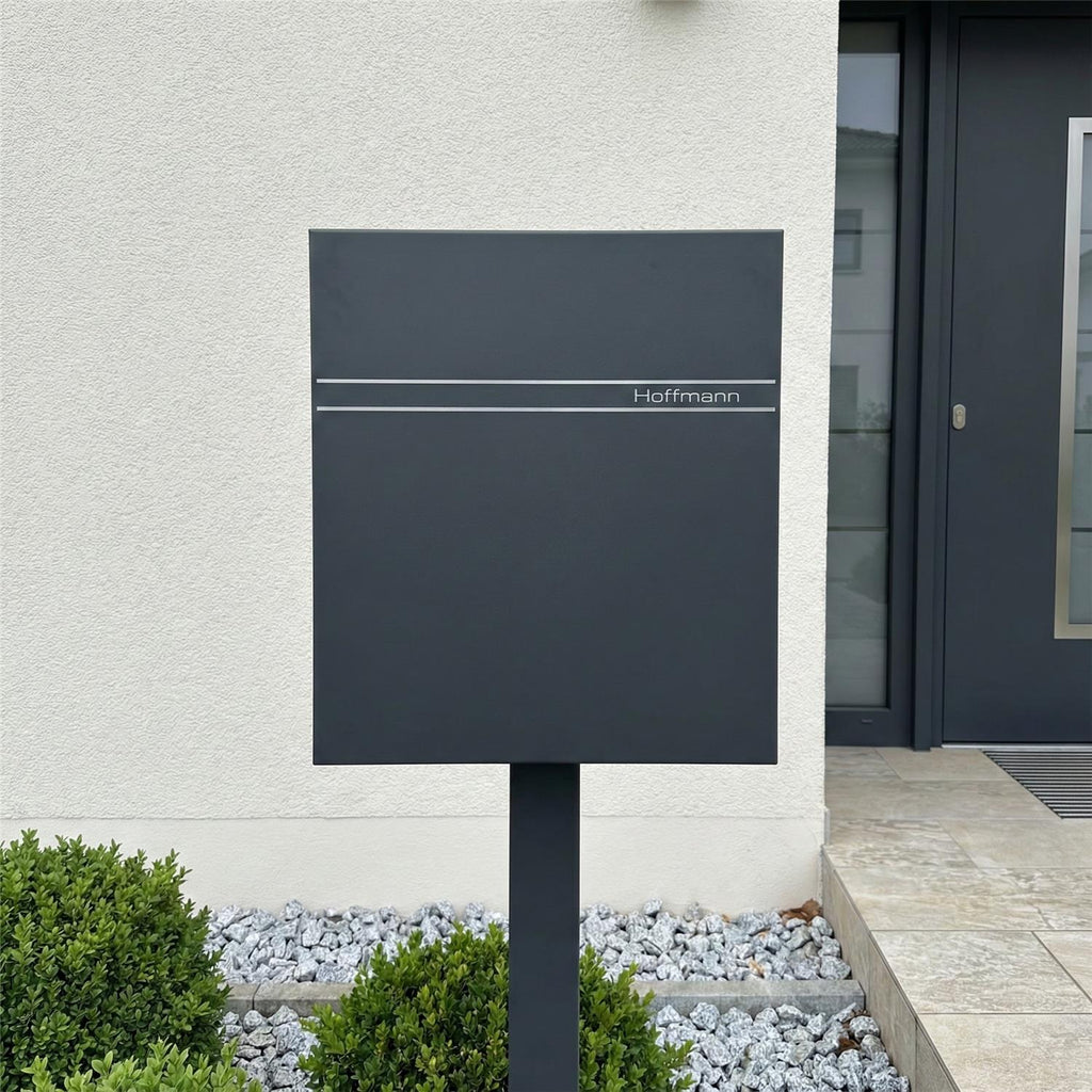 Metzler Briefkasten Standfuß Anthrazit RAL 7016 Gravur | Lepo 2
