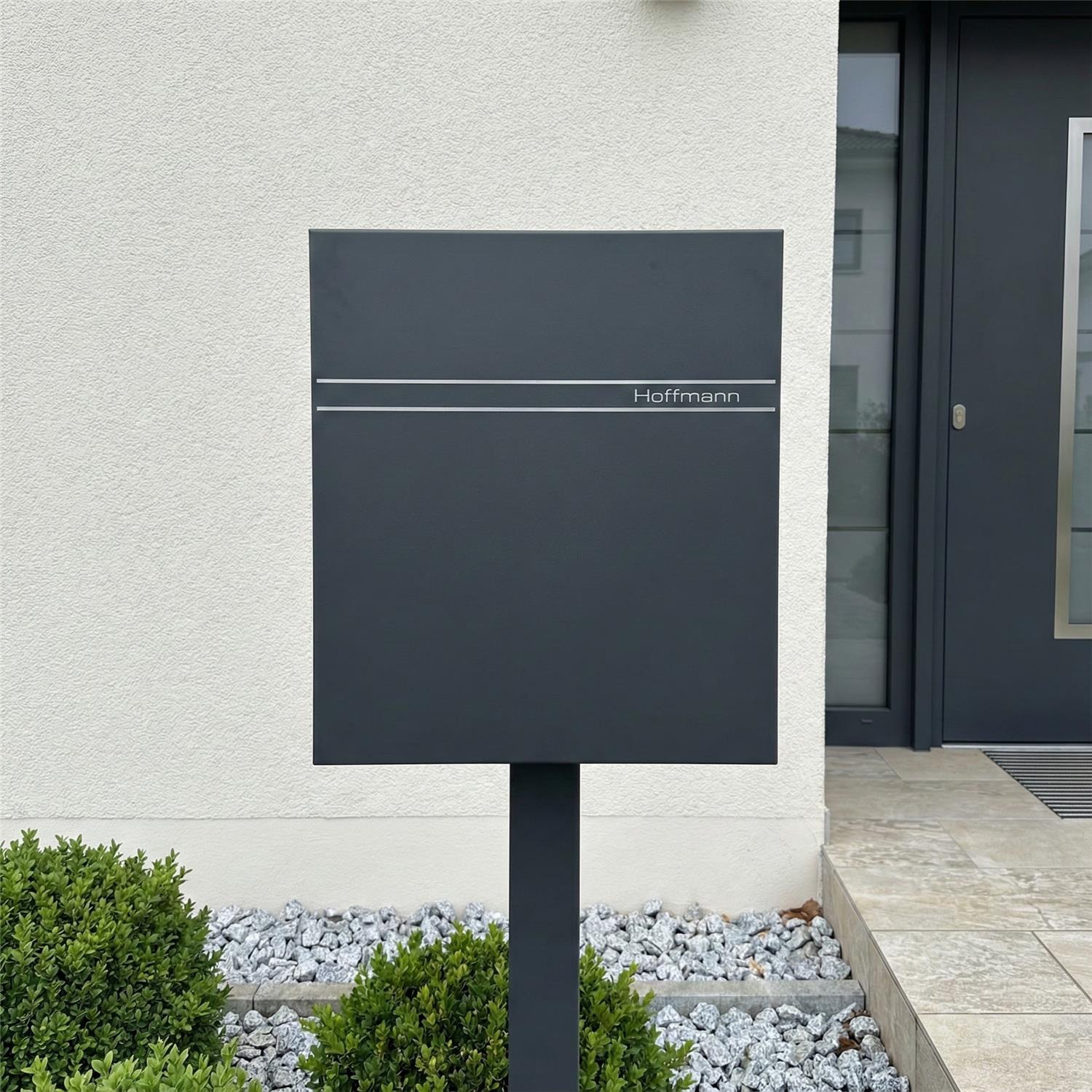 Metzler Briefkasten Standfuß Anthrazit RAL 7016 Gravur | Lepo 2