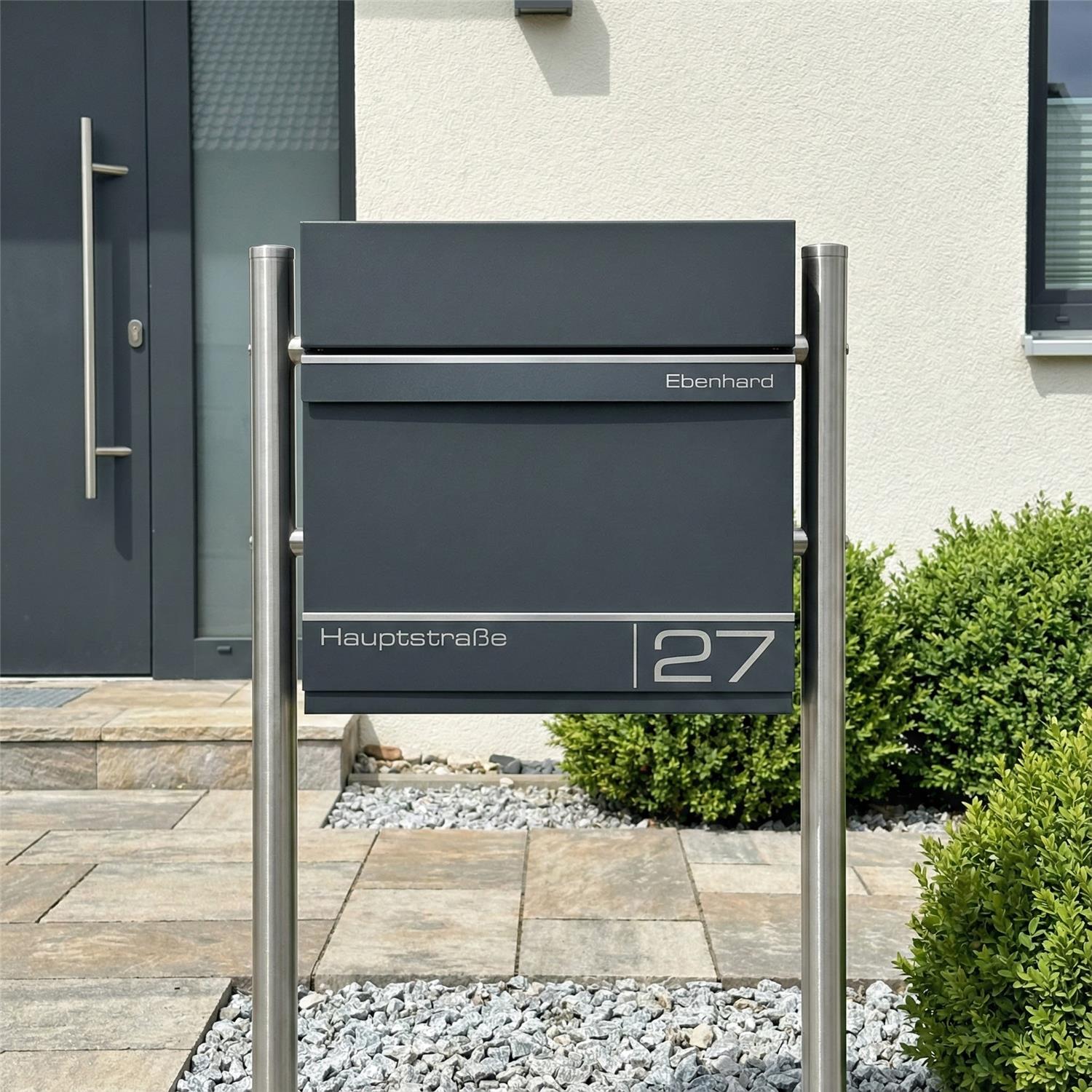 Metzler Standbriefkasten | Standfuß aus Edelstahl | mit Lasergravur | Hermann