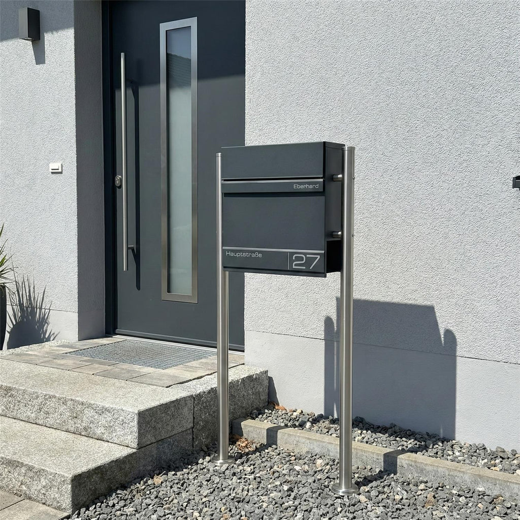 Metzler Standbriefkasten | Standfuß aus Edelstahl | mit Lasergravur | Hermann