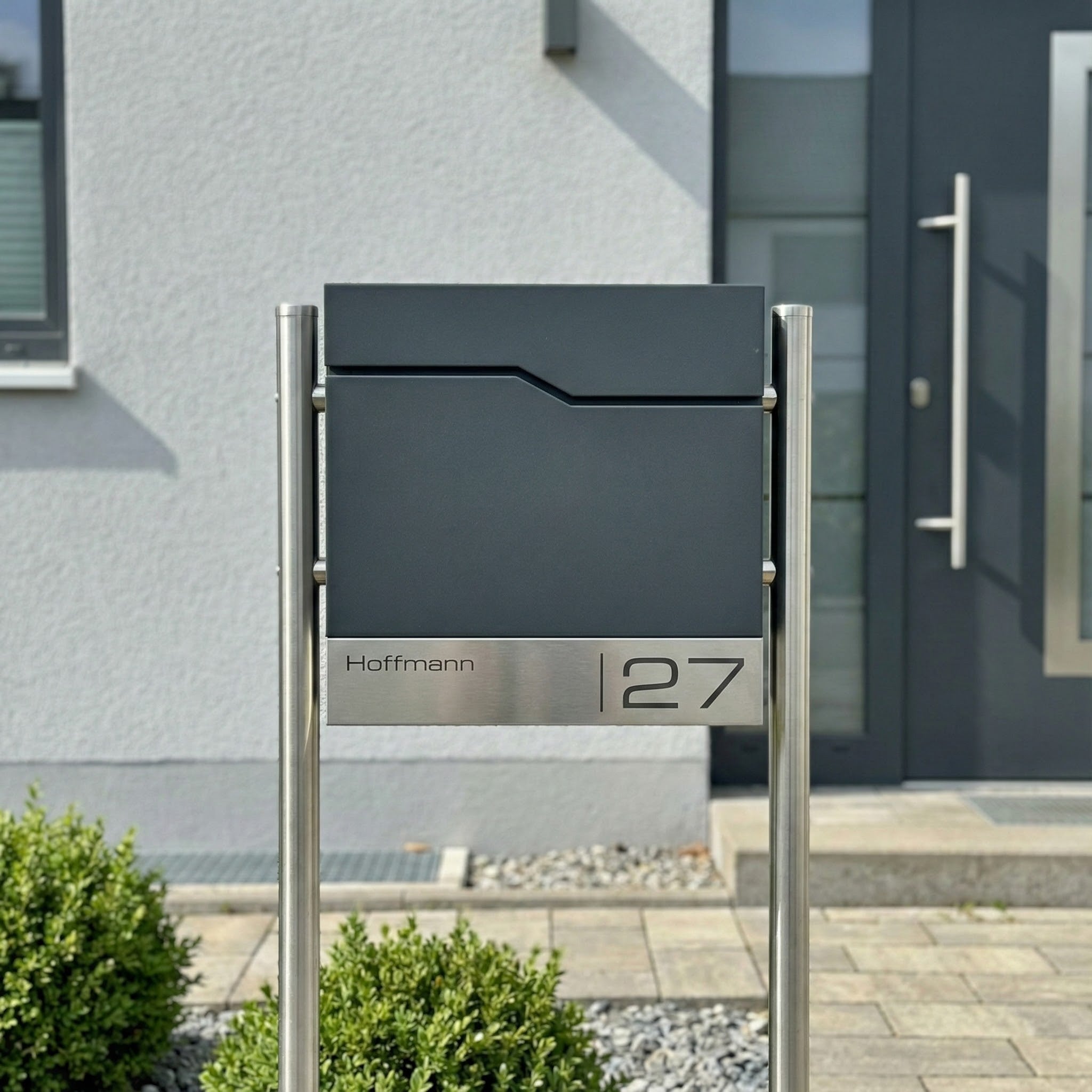 Metzler Standbriefkasten mit Edelstahl-Namensschild und Edelstahl-Ständer | Enno