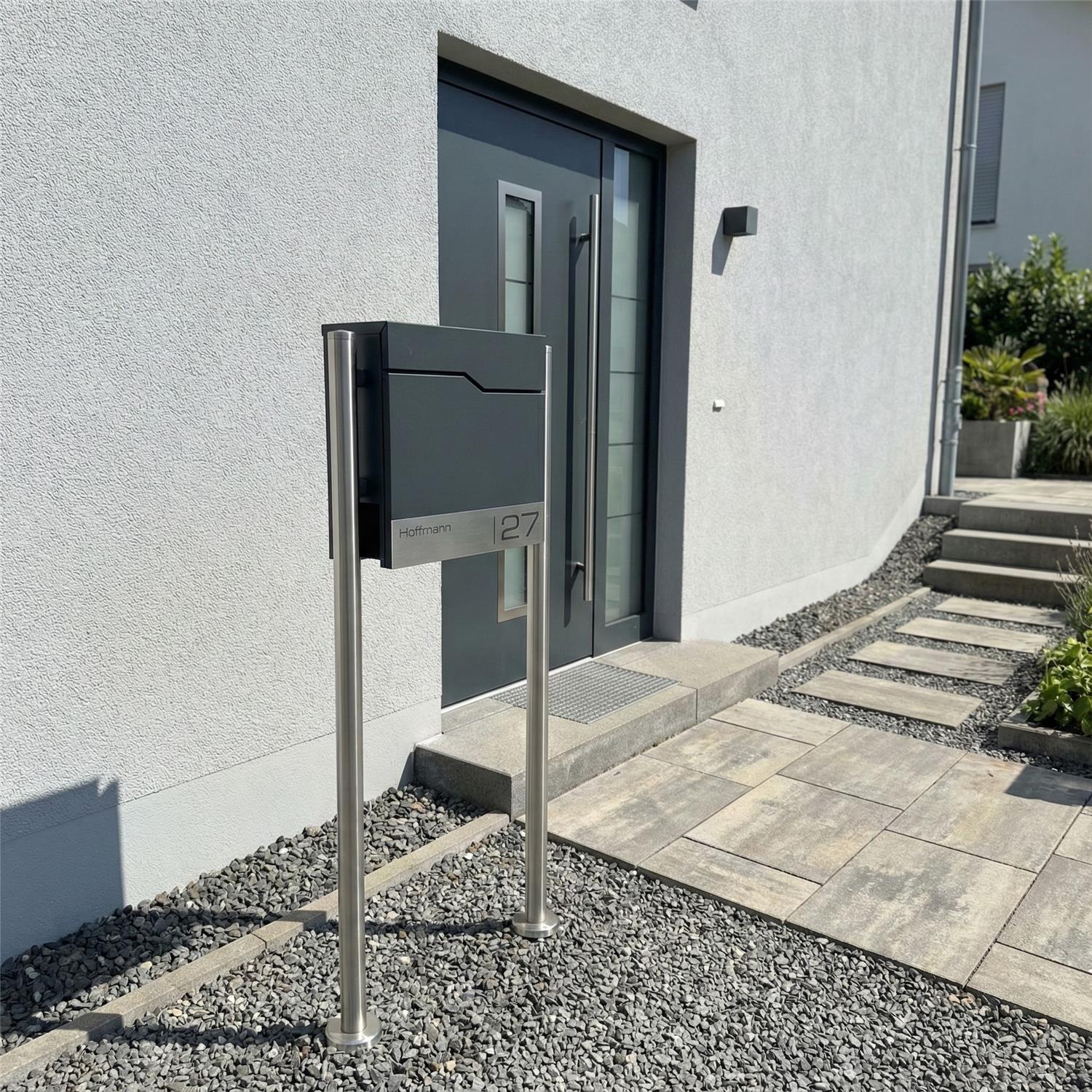 Metzler Standbriefkasten mit Edelstahl-Namensschild und Edelstahl-Ständer | Enno