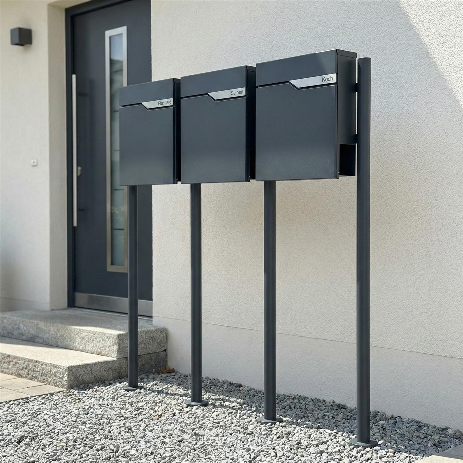 Metzler Standbriefkasten Mehrfamilienhaus in RAL 7016 Anthrazit | 3er | personalisiert mit Gravur