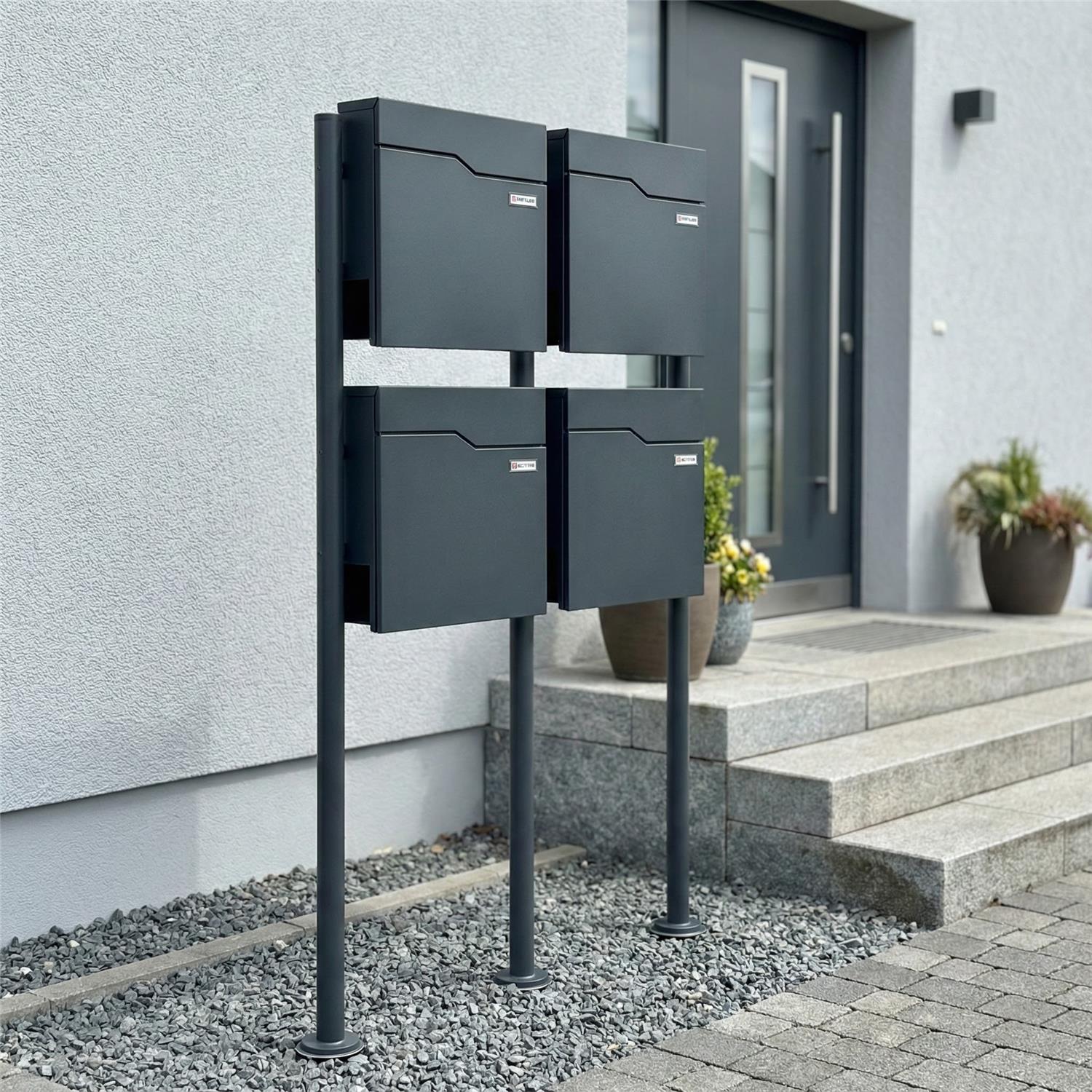Metzler Standbriefkasten | 4er vertikal | Mit austauschbarem Namensschild | Anthrazit