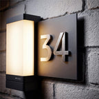 Hausnummernleuchte LED mit Sensor | 180° Bewegungsmelder | Bluetooth | 3000K | Personalisierbar | Edelstahl-Hausnummer