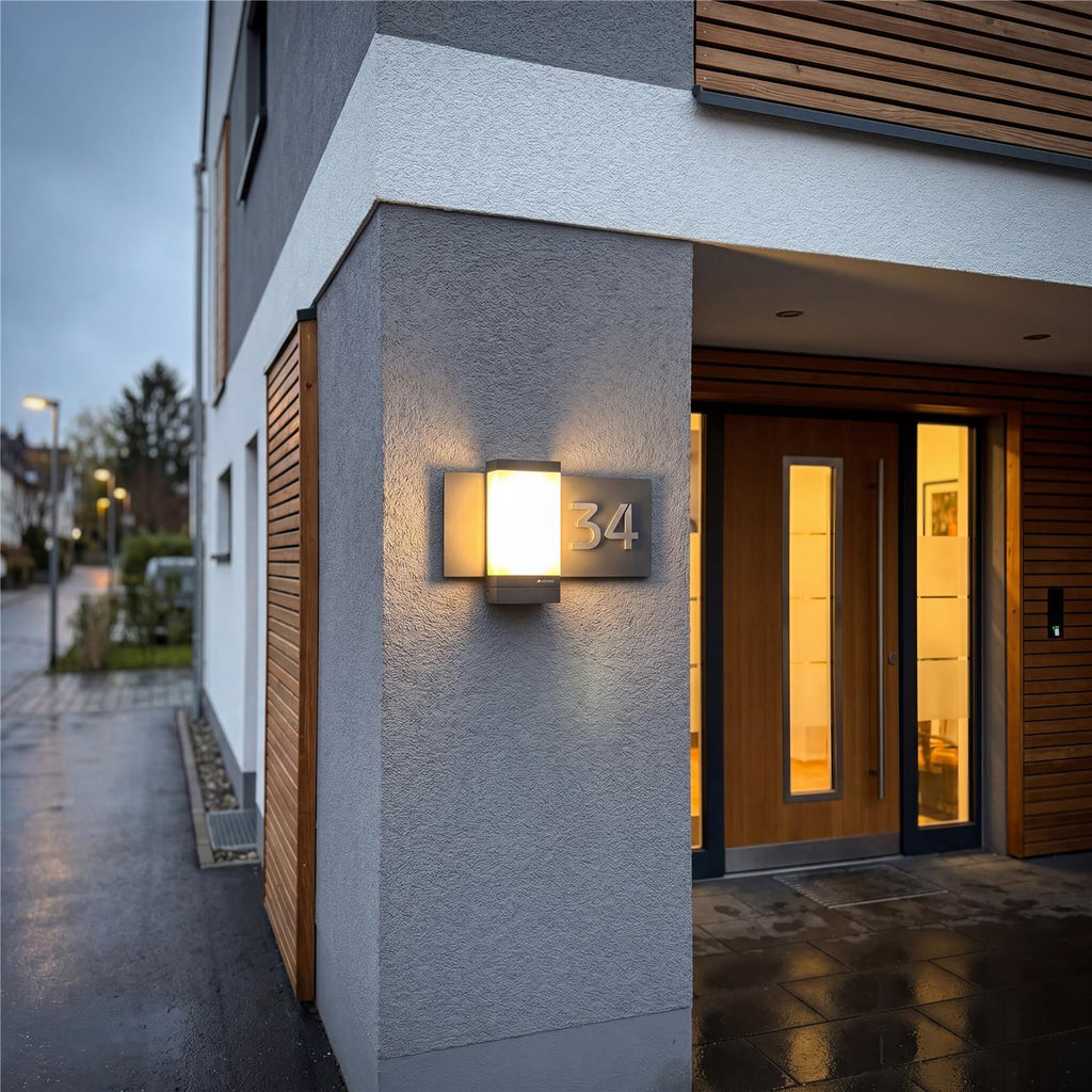 Hausnummernleuchte LED mit Sensor | 180° Bewegungsmelder | Bluetooth | 3000K | Personalisierbar | Edelstahl-Hausnummer