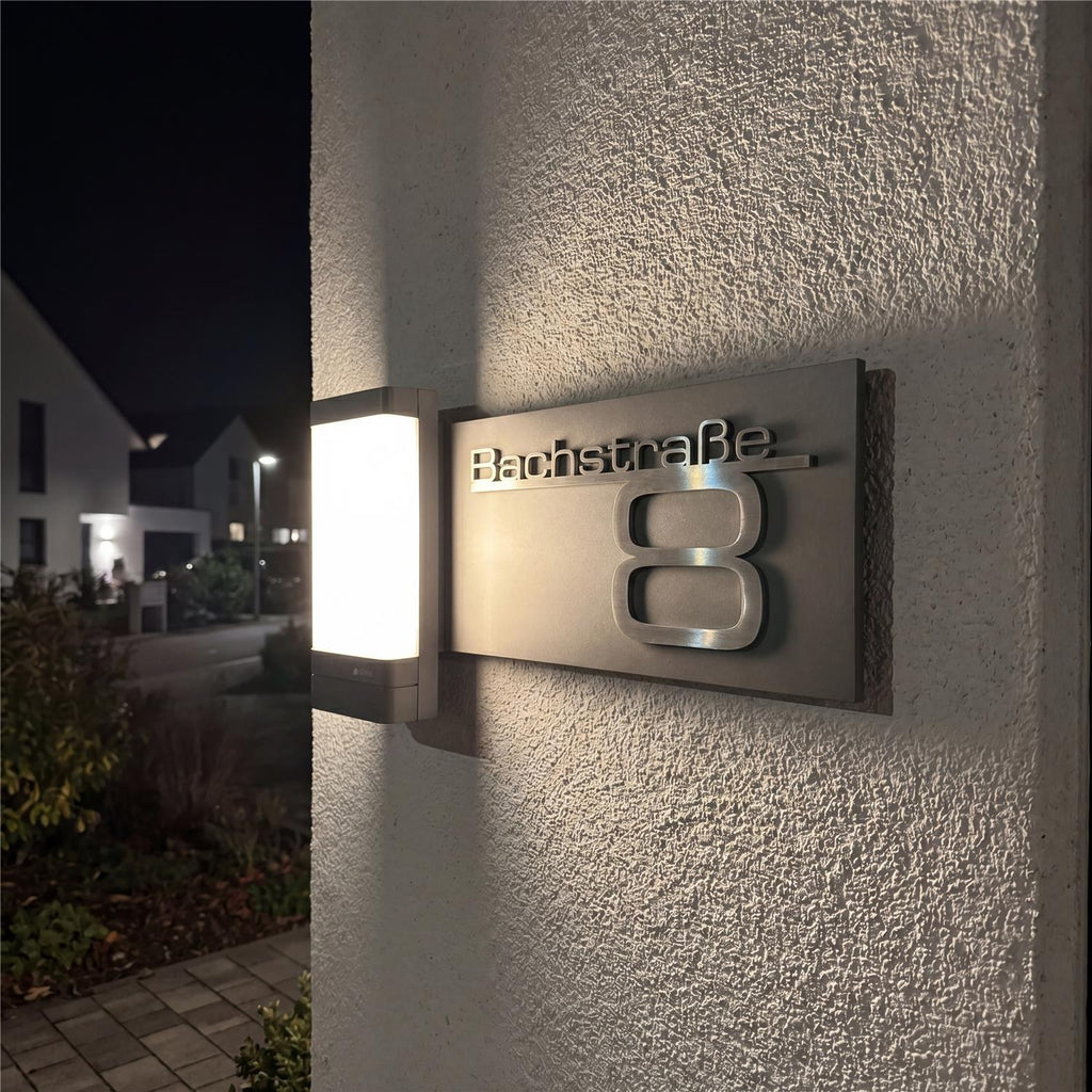 Hausnummernleuchte LED | Bluetooth | 3000K | Personalisierbar | App-Steuerung | LED-Außenleuchte mit Edelstahl-Schriftzug