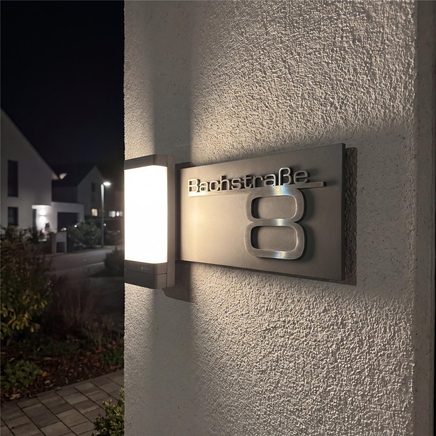 Hausnummernleuchte LED | Bluetooth | 3000K | Personalisierbar | App-Steuerung | LED-Außenleuchte mit Edelstahl-Schriftzug