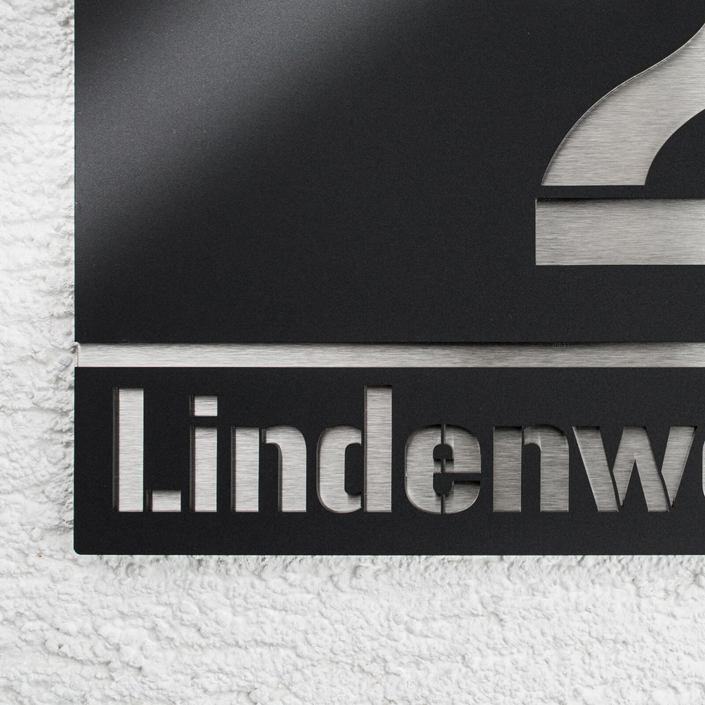 Hausnummernschild aus Edelstahl für Eckmontage links