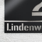 Hausnummernschild aus Edelstahl für Eckmontage links