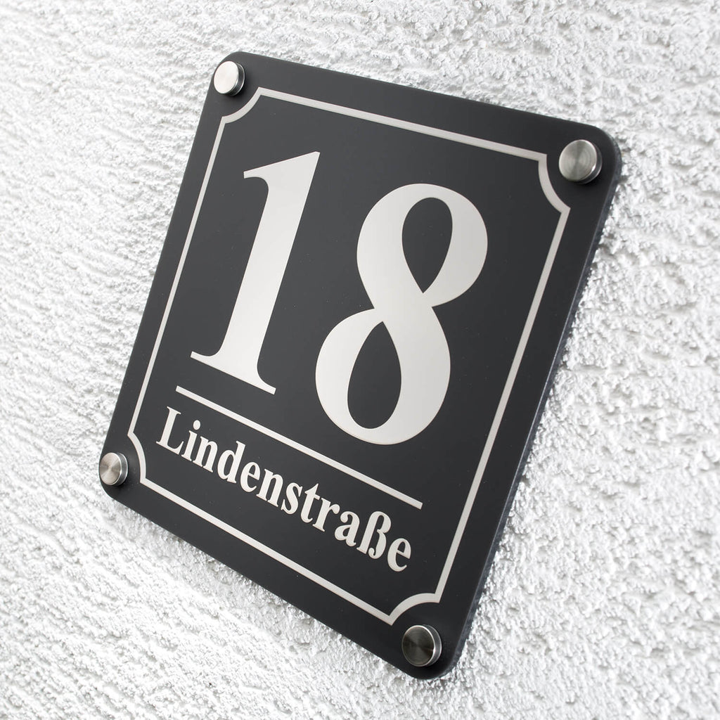 Quadratische Hausnummer in Anthrazit RAL7016 inkl. Gravur