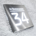 Hausnummernschild aus Edelstahl mit weißer LED-Beleuchtung