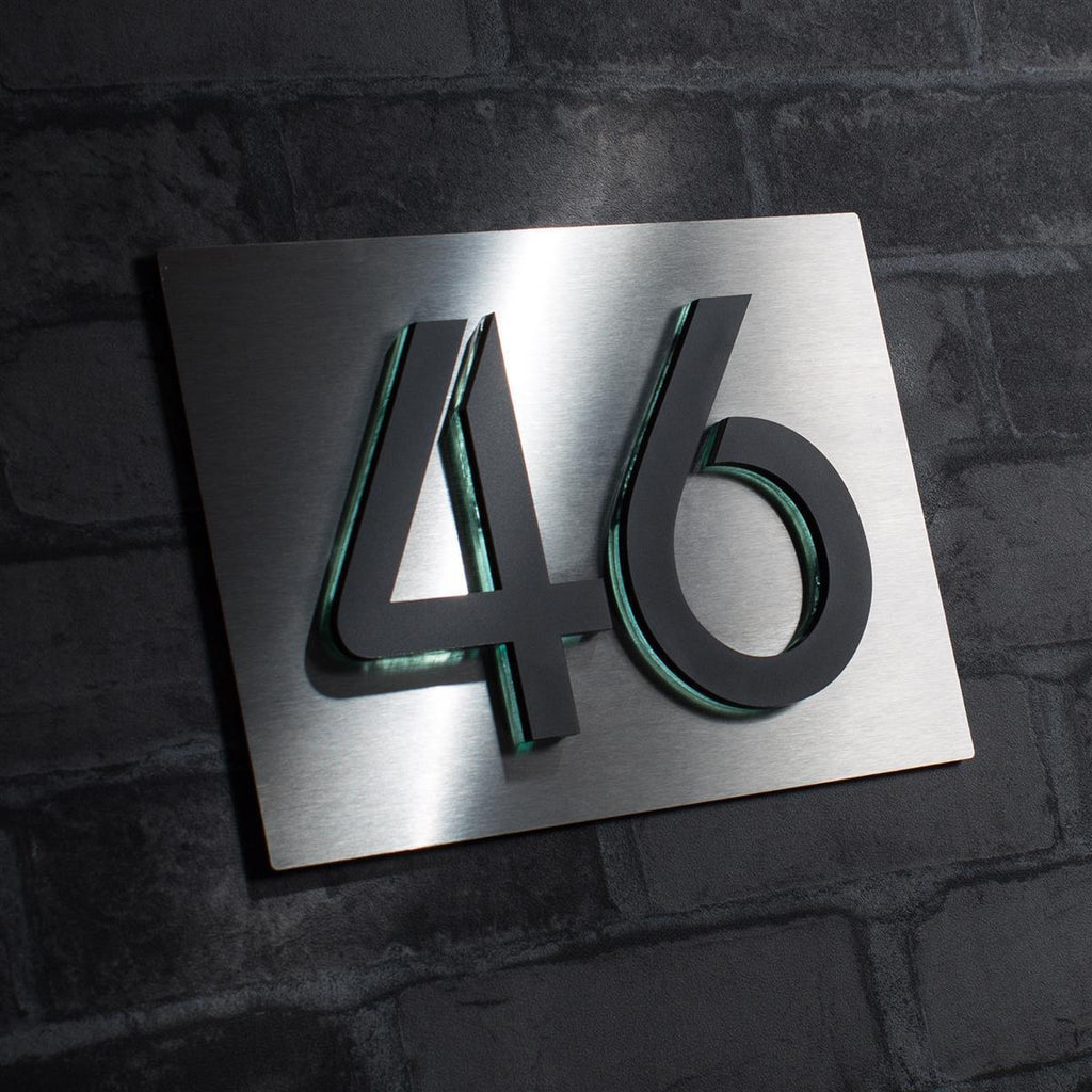 Hausnummernschild mit 3D-Ziffer in Anthrazit