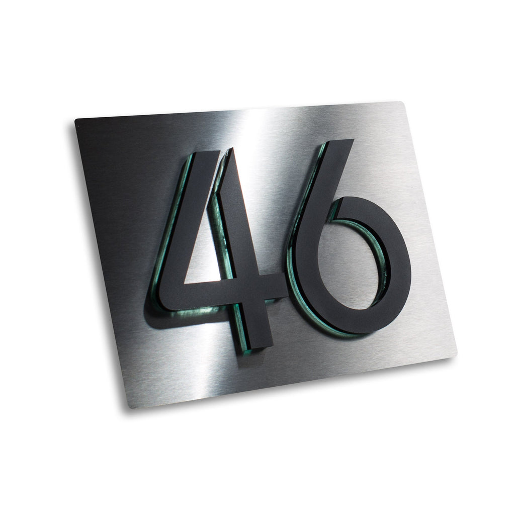 Hausnummernschild mit 3D-Ziffer in Anthrazit