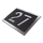 Modernes Hausnummernschild aus Edelstahl in Schwarz
