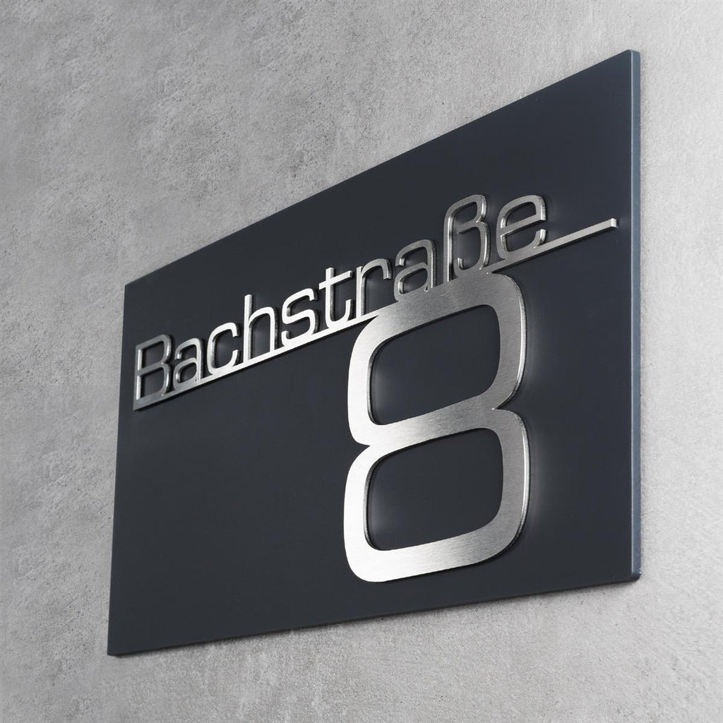 Hausnummernschild mit Schriftzug aus Edelstahl in Anthrazit