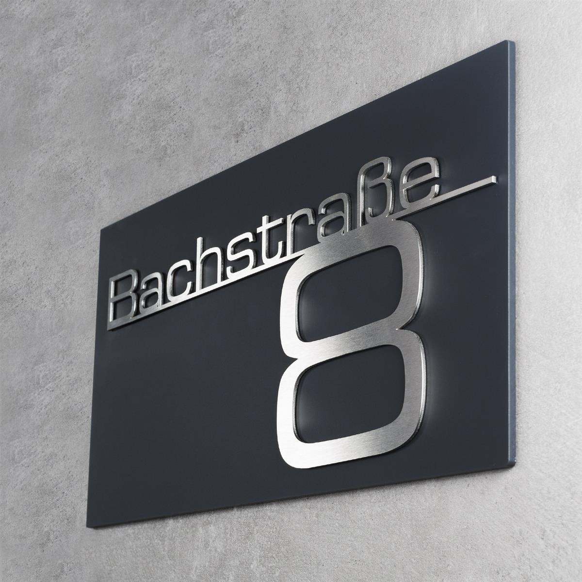 Hausnummernschild mit Schriftzug aus Edelstahl in Anthrazit