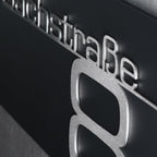 Hausnummernschild mit Schriftzug aus Edelstahl in Anthrazit