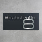 Hausnummernschild mit Schriftzug aus Edelstahl in Anthrazit