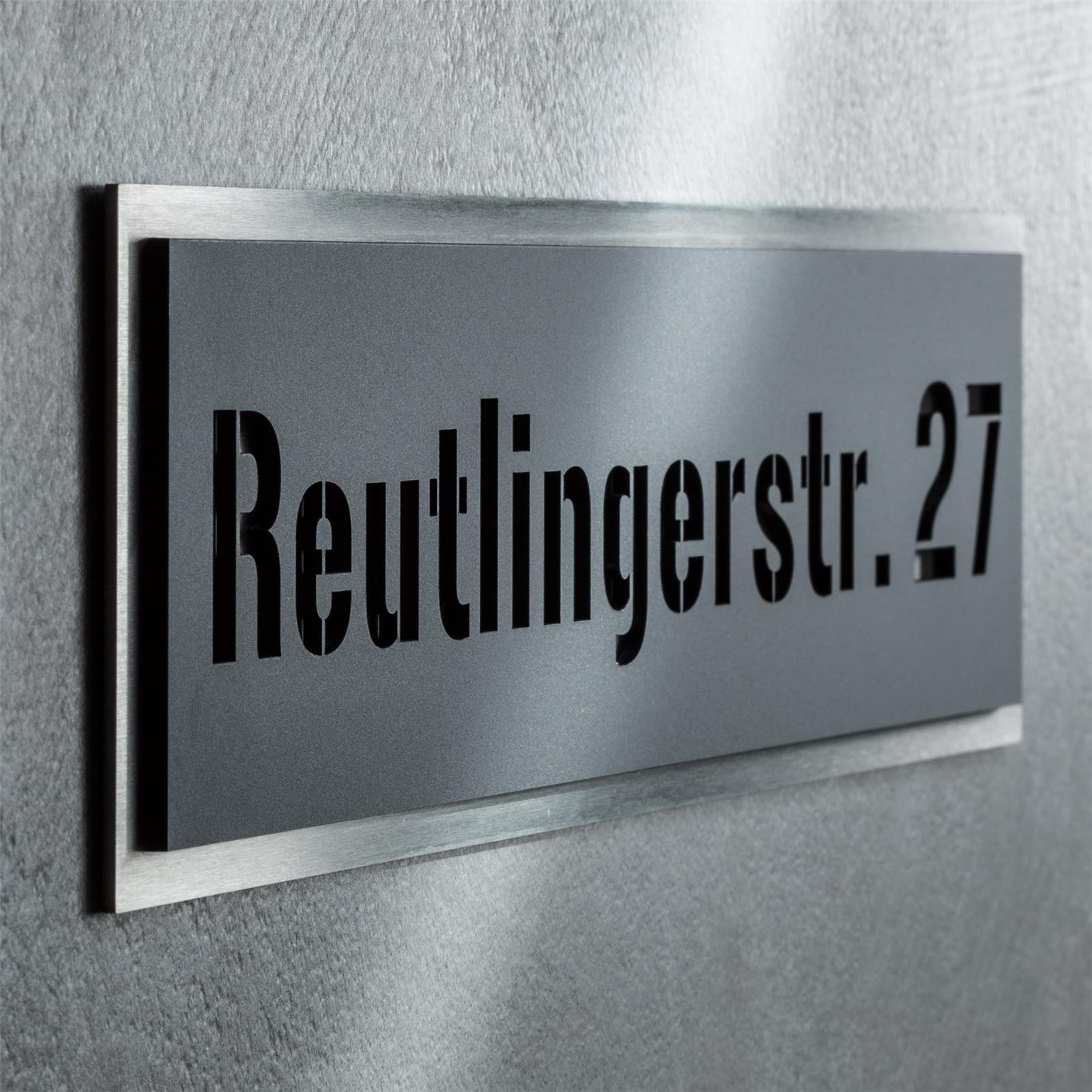Schild mit Straße & Hausnummer aus Edelstahl in Schwarz