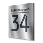 Quadratisches Hausnummernschild aus Edelstahl in Anthrazit mit Straße