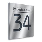 Quadratisches Hausnummernschild aus Edelstahl in Anthrazit mit Straße