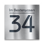 Quadratisches Hausnummernschild aus Edelstahl in Anthrazit mit Straße