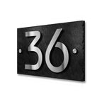 Hausnummernschild aus Naturschiefer mit 3D-Ziffer aus Edelstahl