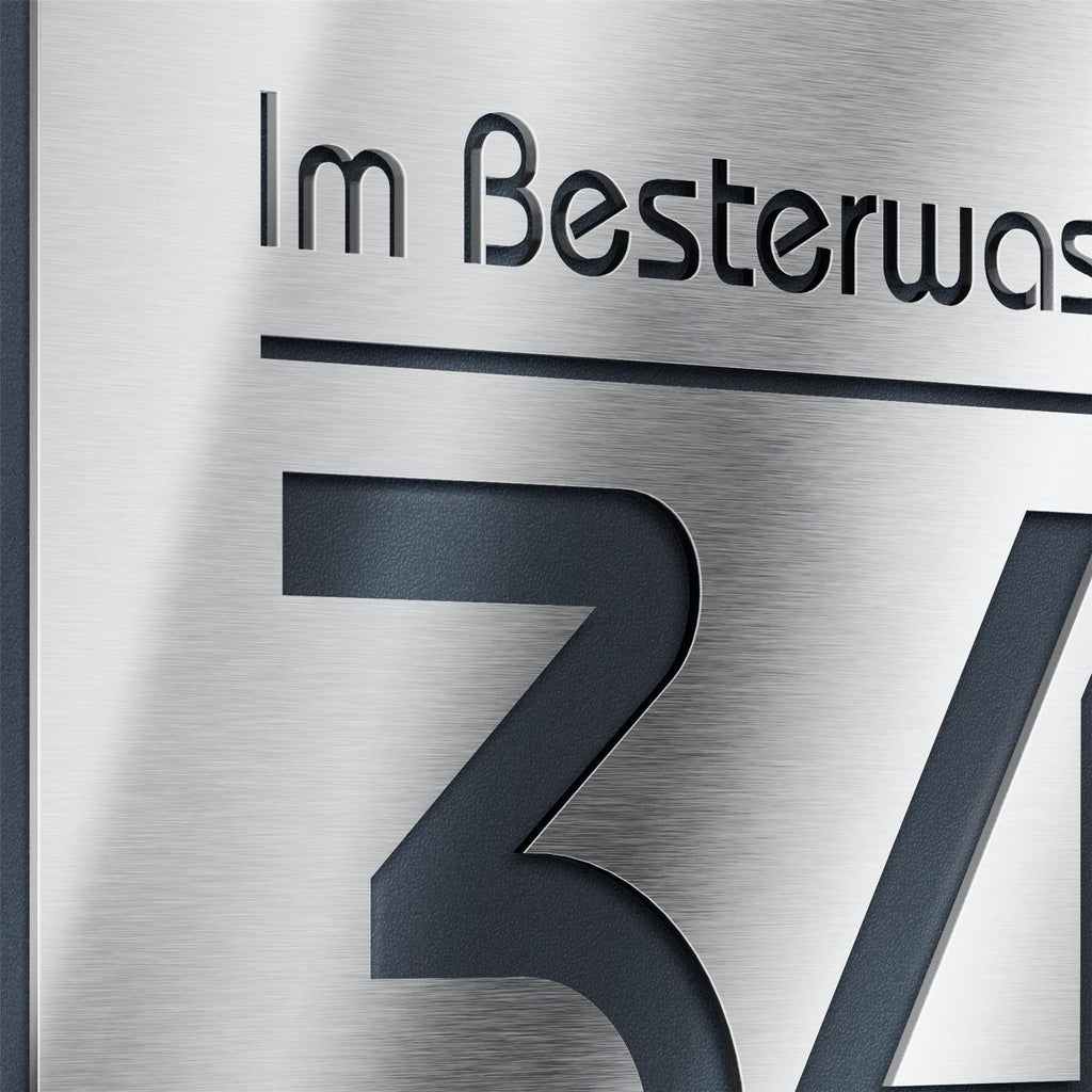 Quadratisches Hausnummernschild aus Edelstahl in Anthrazit mit Straße