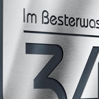 Quadratisches Hausnummernschild aus Edelstahl in Anthrazit mit Straße
